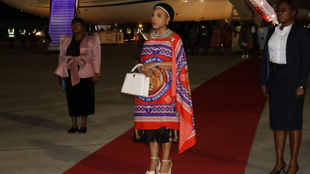 . The King was accompanied by Inkhosikati LaGija as they received a warm welcome from members of the public and other dignitaries.